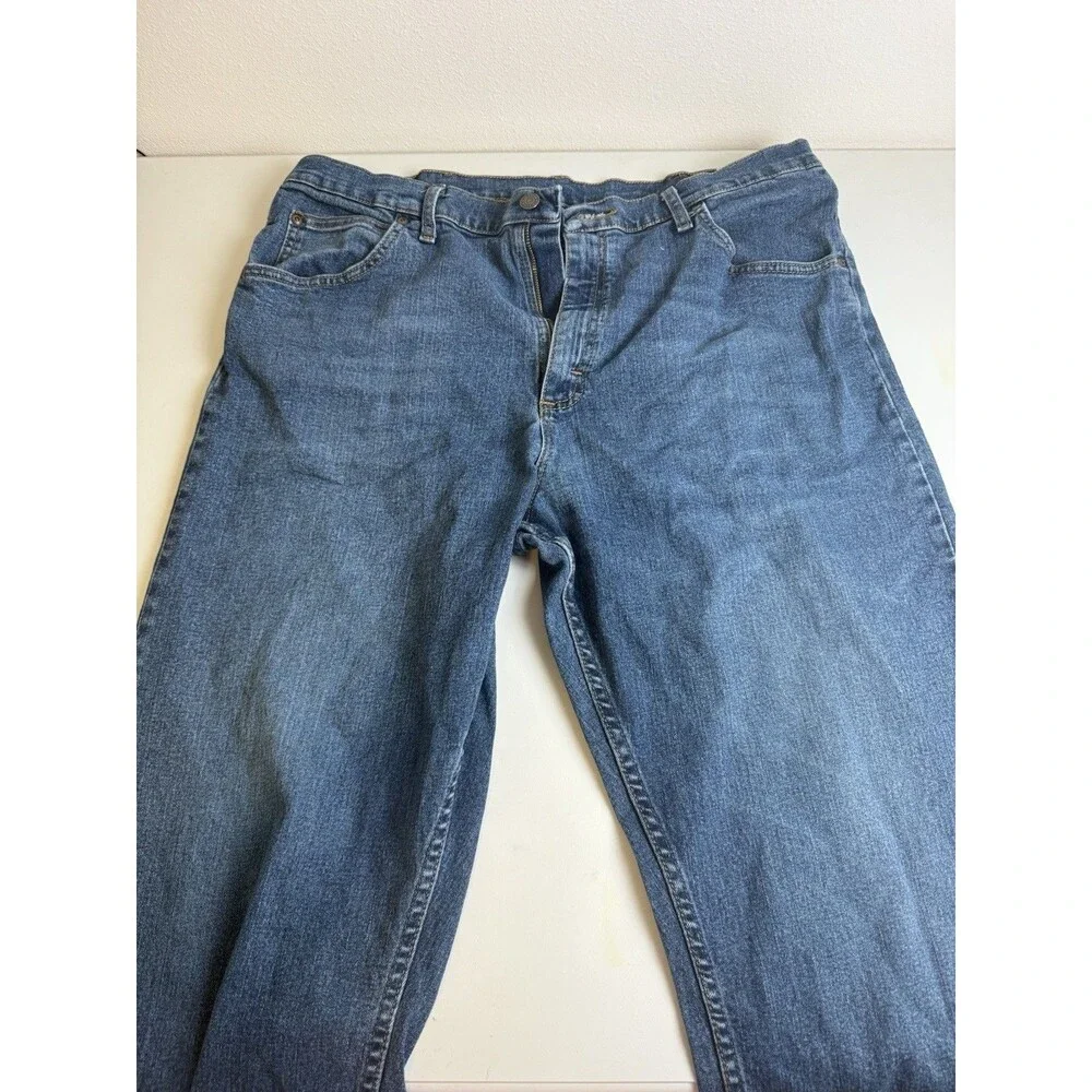 Wrangler Premium Quality Men's Blue Medium Wash Denim Straight Mid Rise 5-Pocket